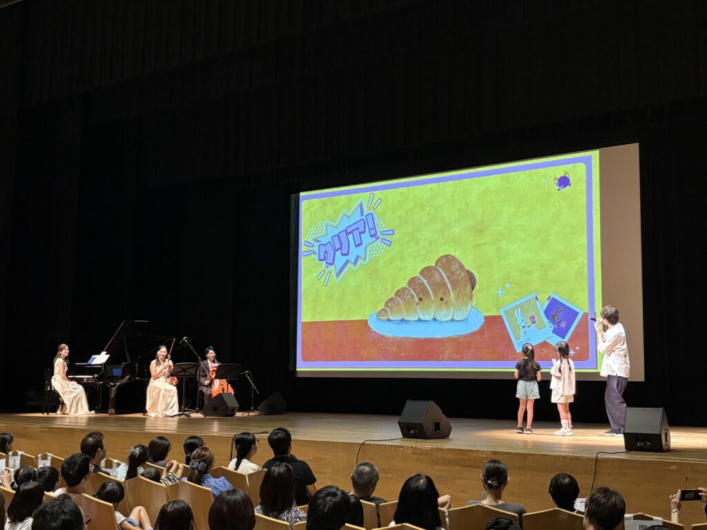 商業施設の親子イベントに参加型ステージを三世代で楽しめる音楽絵本ファミリーコンサート