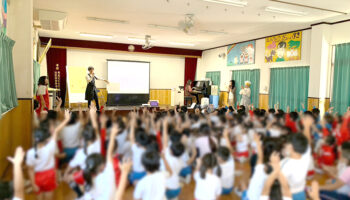 子育てや保育に活きるライブ絵本ルーミーパーク