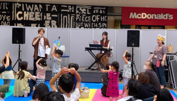 商業施設の親子イベントに参加型ステージを三世代で楽しめる音楽絵本ファミリーコンサート