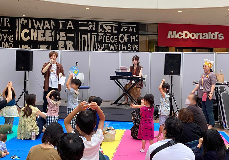 商業施設の親子イベントに参加型ステージを三世代で楽しめる音楽絵本ファミリーコンサート